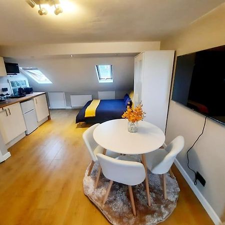 Alross Studio Flat / Private Bathroom Лондон Екстериор снимка