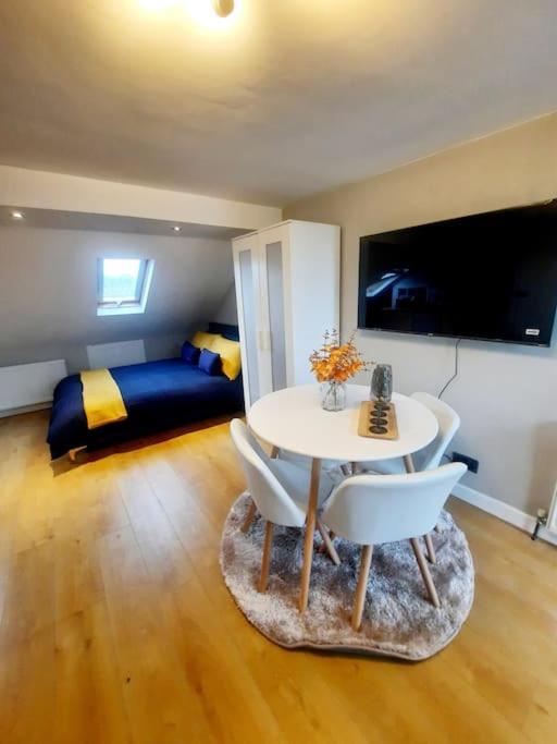 Alross Studio Flat / Private Bathroom Лондон Екстериор снимка
