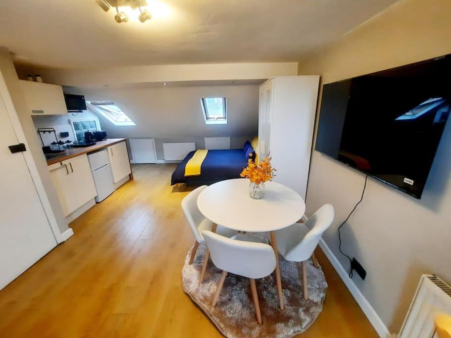 Alross Studio Flat / Private Bathroom Лондон Екстериор снимка