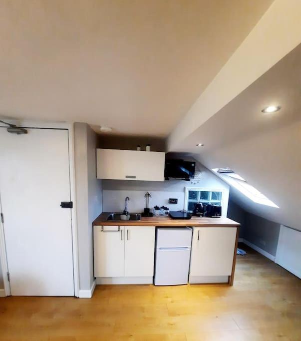 Alross Studio Flat / Private Bathroom Лондон Екстериор снимка